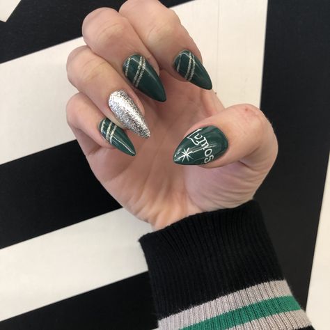 Slytherin Aesthetic Nails Acrylic, Slytherin Nail Designs, Harry Potter Nail Art Slytherin, Slytherin Acrylic Nails, Slytherin Nails Acrylic, Slytherin Aesthetic Nails, Harry Potter Nails Slytherin, Slytherin Inspired Nails, Slytherin Nail Ideas