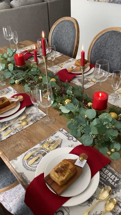 Noche Buena Table Set Up, Crismas Table Decoration, Christmas Table Layout, Christmas Decor Ideas For Restaurant Bar, How To Decorate Christmas Table, Christmas Dinner Table Set Up, Yalda Design Decor, Christmas Table Setup Ideas, Christmas Decor Ideas Table Setting