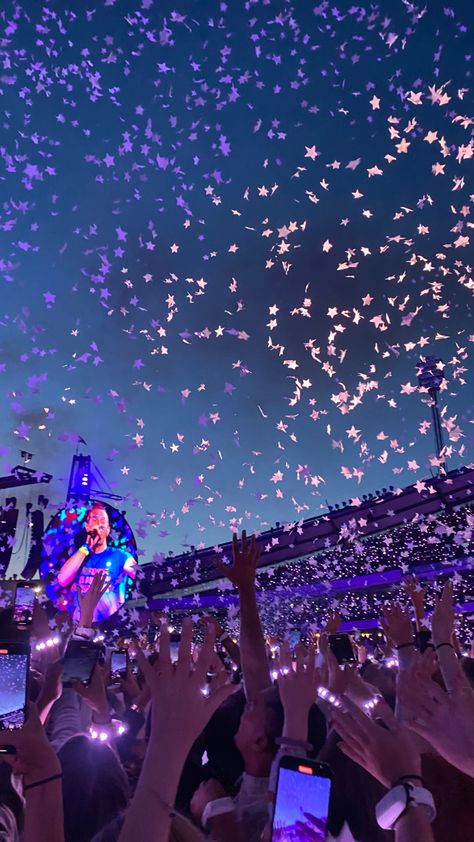 Chris Martin Coldplay, Concert Pictures, Coldplay Concert, Dream Music, Concert Photos, Concert Aesthetic, Dream Concert, Rock In Rio, Vision Board Manifestation