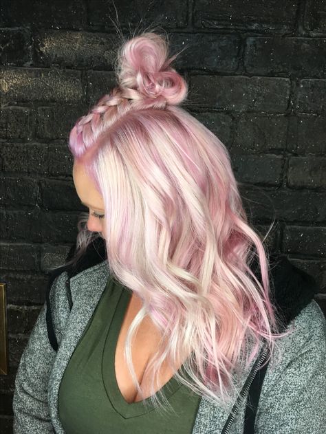 Platinum and Pink hair Highlights Pink, Pastel Pink Hair Color, Rose Pink Hair, Pink Curls, Blonde Hair With Pink Highlights, Pink Bob, Blush Hair, Blonde Ombre Hair, Pink Waves