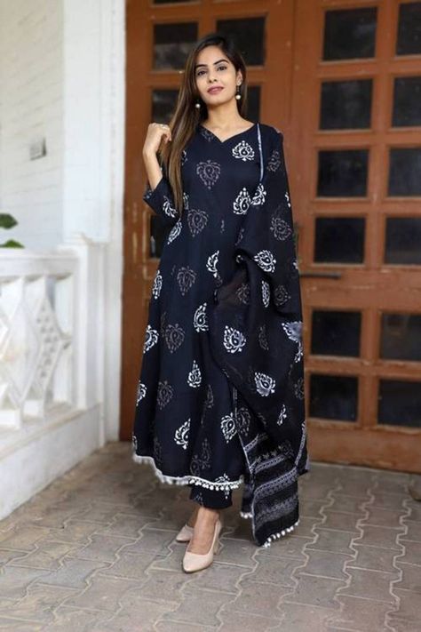 Plazo Kurti Design, Pom Pom Lace, Printed Kurti Designs, Girls Kurti, Cotton Kurta Set, Indian Dresses For Women, Kurti Designs Latest, Style Guru, Bohemian Vibes