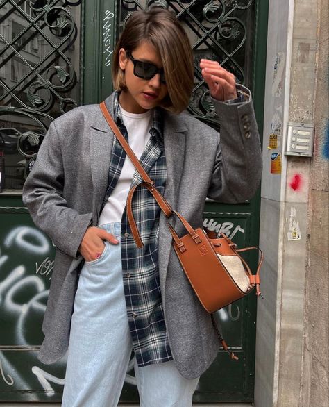 Plaid Flannel Shirt Outfit, Grey Jacket Outfit, Checkered Shirt Outfit, Checkered Outfit, Plaid Shirt Outfits, Grey Jacket, Look Of The Day, Easy Style, Street Style Winter