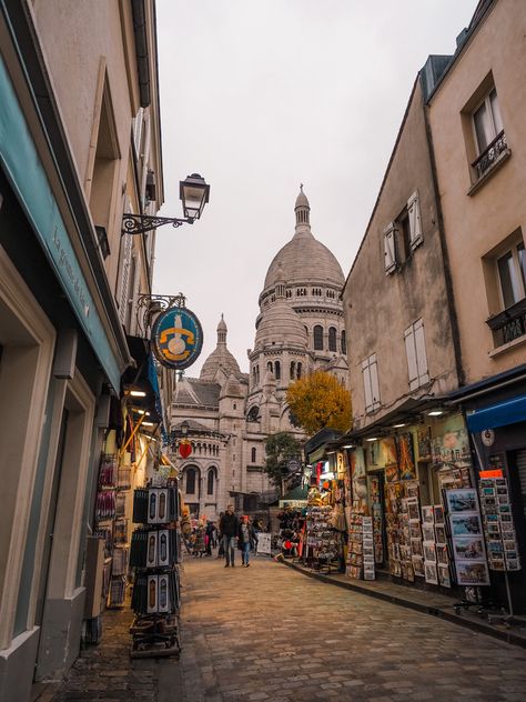 Sacre Coeur Montmatre Sightseeing Paria Citystroll Sunset Sonnenuntergang scenery romantic vintage style relaxing vibes spring warm tones neutral bastille france Sacre Couer Paris Aesthetic, Montmartre Paris Aesthetic, Montmartre Paris, Paris Dream, Paris Itinerary, Picture Places, Paris Poster, Parisian Vibes, Paris Aesthetic