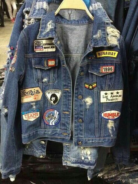 90s grunge Jean Jacket With Patches, Jacket With Patches, Jeans Patch, Look Grunge, Jaket Denim, Mode Grunge, Sewing Fashion, 90s Fashion Grunge, Grunge Dress