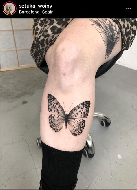 Borboleta Tattoo, Amsterdam Tattoo, Paris Tattoo, Pink Tattoo, Neck Tattoo For Guys, Pretty Tattoos For Women, London Tattoo, Moth Tattoo, Knee Tattoo