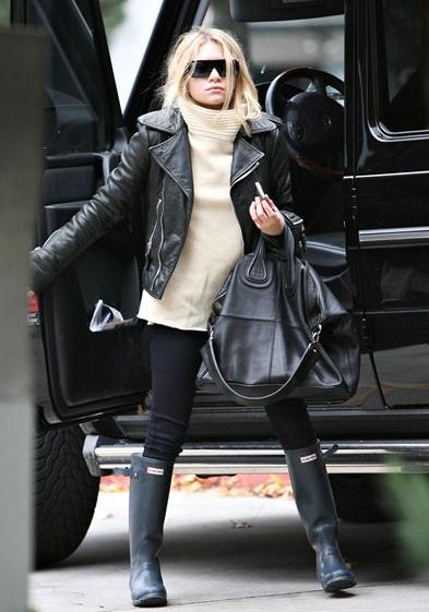 Mary Kate Olsen wearing Hunter Boots. Grey Hunter Boots, Hunter Boots Outfit, Hunter Wellies, Hunter Boot, Boating Outfit, Mary Kate Olsen, Hunter Rain Boots, Legging Outfits, Outfit Fall