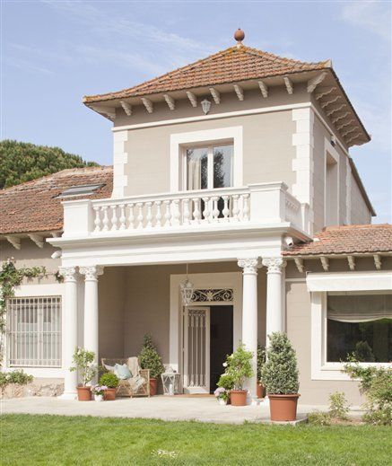 House Architectural Columns, Apartment Exterior, Exterior House Paint Color Combinations, Window Trim Exterior, House Ceiling Design, French Style Homes, Home Comfort, Casas Coloniales, Exterior Makeover