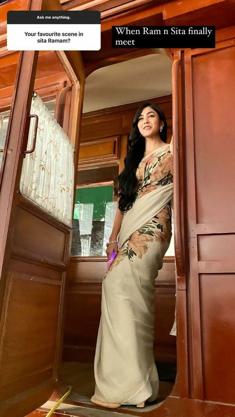 Sita Raman Photos Saree, Sita Mahalakshmi Saree, Sita Mahalakshmi Outfits, Sita Ramam Blouse Style, Sita Ramam Saree Looks, Sita Ramam Movie Blouse Designs, Sita Ramam Saree, Mrunal Thakur Saree Sita Ramam, Sita Mahalakshmi