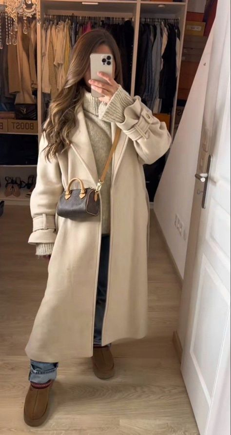 Creme Coat Outfit, Beige Mantel Outfit, Autm Outfit, Beige Coat Outfit Classy, Winter Outfit Classy, Outfit Mantel, Outfit Manteau, Coat Winter Outfit, Modest Winter Outfits