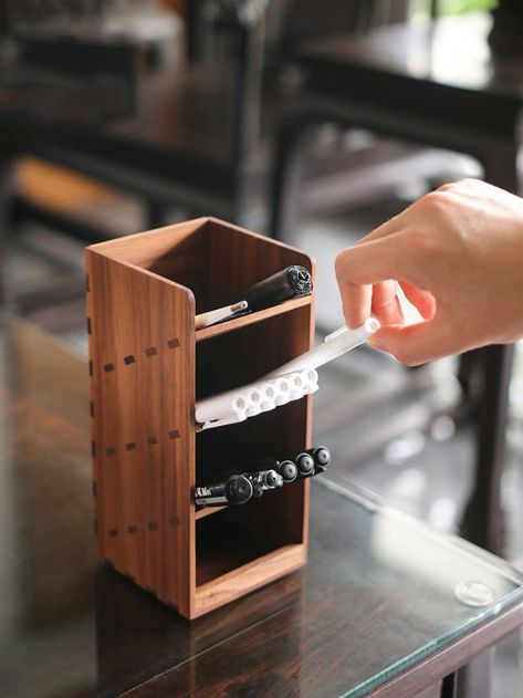 Desk Organizer Ideas Office, Arts And Crafts Office, Wood Work Ideas, Desk Top Storage, Wood Projects Small, Desk Build, Wood Pen Holder, Wood Holder, Wooden Desk Organizer