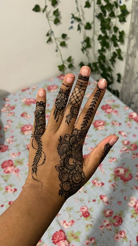 Henna Designs On Black Women, Black Henna Designs Simple, Sudanese Henna Designs Hands, Black Henna Hand Designs, Black Henna Designs Arabic, Eid Henna, Cute Henna Tattoos, Henna Style Tattoos, Henna Nails