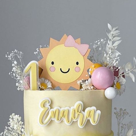 Maisha on Instagram: "Little ray of sunshine ☀️🌼 . . . . . . . . . . #sunshinecake#cakingitup#daisies#cakes#cake#londoncakes#cakesofinstagram#pastelcake#food#instalove#eastlondonbaker" Sunshine Themed Cake, First Birthday Sunshine Cake, Ray Of Sunshine Cake, Sunshine Theme Cake, Sunshine Cake Topper, Sunshine Cake, Daisy Cakes, Sunshine Baby Showers, Ray Of Sunshine