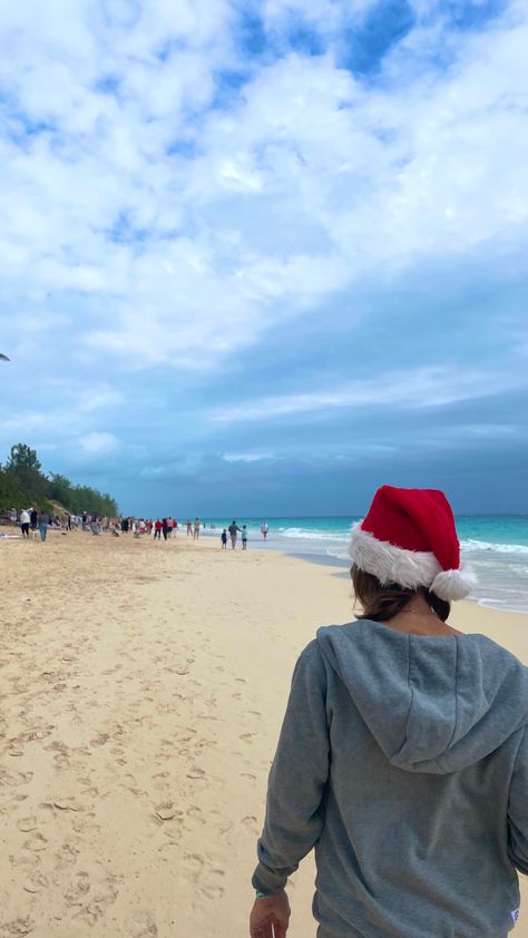 Christmas At The Beach Aesthetic, Summer Christmas Decorations Australian, Beach Christmas Wallpaper, Australia Christmas Aesthetic, Aussie Christmas Aesthetic, Summer Christmas Aesthetic, Australian Christmas Aesthetic, Christmas In Miami, Christmas Aussie