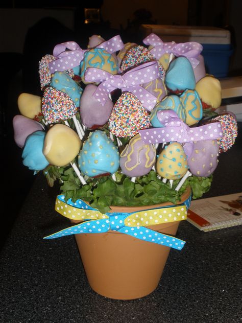 reminds me of easter...maybe an easter fruit bouquet. hmm... Easter Edible Arrangements, Choc Strawberries, Easter Strawberries, Easter Strawberry, Strawberry Bouquet, Fruit Bouquet Ideas, Easter Fruit, Fruit Bouquet, Strawberry Ideas