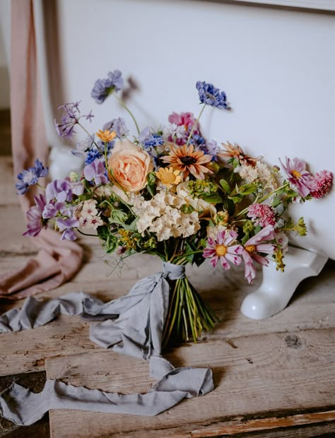 Soft Wildflower Wedding, Flower Bouquet Inspiration, Wildflower Themed Wedding, Flower Box Centerpiece, Wildflower Weddings, Wildflower Wedding Theme, Colorful Bridal Bouquet, Wildflower Wedding Bouquet, Wedding Wows