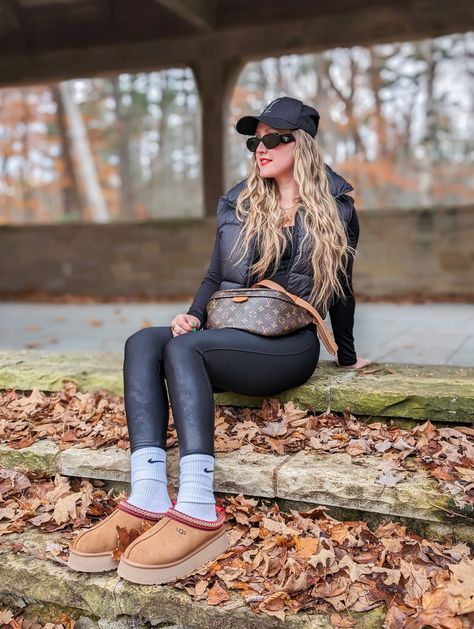 Ugg Tazz Slipper Outfit Inspo: Fall OOTD - The Travelin' Gal Tazz Slipper Outfit, Slipper Shoes Outfit, Ugg Tazz Slippers Outfit, Tazz Outfit, Ugh Slippers Outfits, Outfits With Ugg Slippers, Vegas Day Outfit, Outfits Uggs, Ugg Slippers Outfit