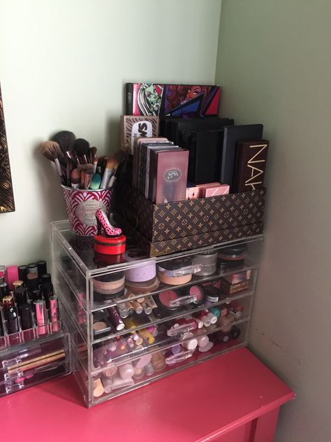 Makeup Storage Ideas Aesthetic, Makeup Collection Aesthetic Organization, Aesthetic Makeup Organization, Ideas Para Organizar Maquillaje, Rangement Make Up, Koleksi Makeup, Makeup Collection Storage, Rangement Makeup, Makeup Collection Goals