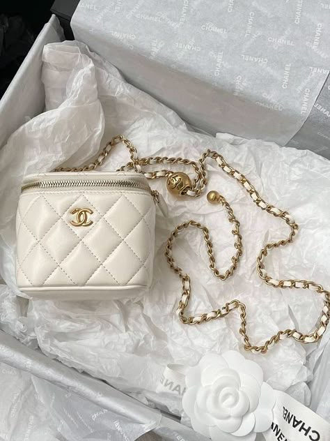 Chanel Classic White Box With Chain 8.5x11x7cm - Colestore.Ru Chanel Box Bag, Chanel White Bag, Mini Chanel Bag, White Chanel Bag, Dream Purse, Successful Girl, Chanel Girl, Chanel Mini Bag, Shopping Wishlist