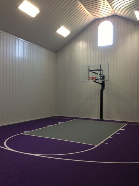 Open Cell Foam on an indoor basketball court www.southeasterninsulation.com Indoor Gym Games, Lapangan Basket, Basketball Shooting Drills, Indoor Sports Court, Home Basketball Court, Gym Games For Kids, Outdoor Basketball Court, Basketball Room, Basketball Tricks