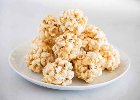 Caramel Popcorn Balls - Made in the microwave in just 15 minutes! Covered in sweet, gooey caramel and perfectly chewy and crunchy. #popcorn #popcornrecipes #popcornballs #caramel #caramelcorn #easyrecipe #easydessert #desserts #microwave #recipes #iheartnaptime Popcorn In A Paper Bag, Caramel Popcorn Balls Recipe, Desserts Microwave, Microwave Caramel Popcorn, Easy Caramel Popcorn, Caramel Popcorn Balls, Popcorn Balls Recipe, Popcorn Recipes Easy, Easy Popcorn