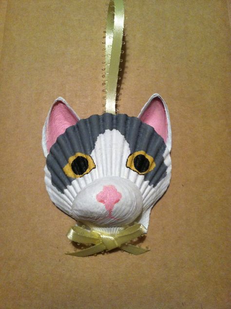 Seashell cat ornament by Lori's Shell Art Useful Crafts, Shell Animals, Kat Diy, Seashell Projects, Art Coquillage, Shells Diy, Seashell Ornaments, Seashell Painting, Shell Crafts Diy