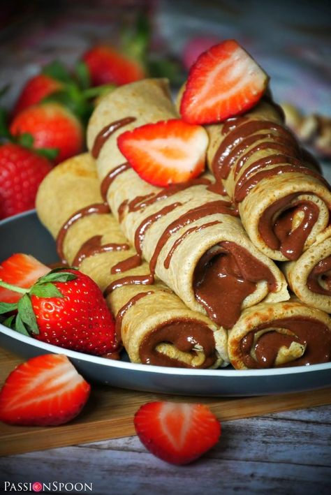 Pancakes With Nuttela, Fancy Desert Ideas, Me As A Food, Big Pancakes, Pancake With Nutella, Yummy Food Pictures, Couple Dessert, Pancake Nutella, Pancakes Ideas