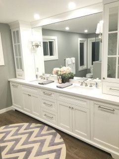 Small White Bathrooms, Trendy Farmhouse, Best Kitchen Design, Bathroom Vanity Designs, Double Sinks, Modern Bathroom Cabinets, Large Bathroom, Farmhouse Windows, Bathroom Closet