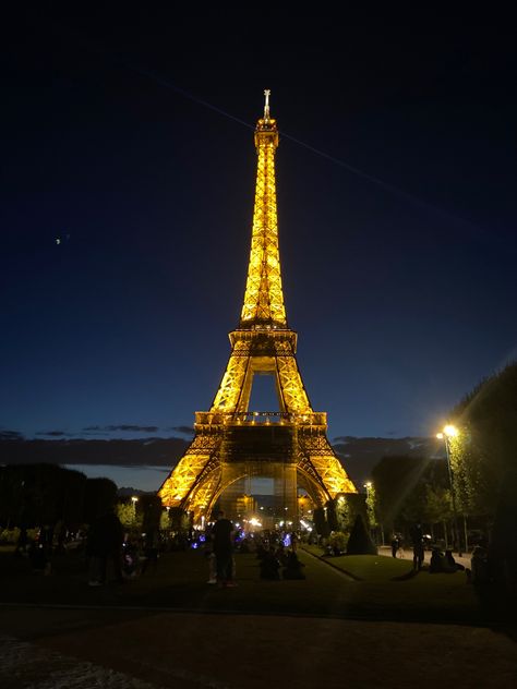 eiffel tower at night Efile Tower, Eiffel Tower Photography, Eiffel Tower At Night, Paris France, At Night, Eiffel Tower, Aesthetic Wallpapers, Tower, Florida