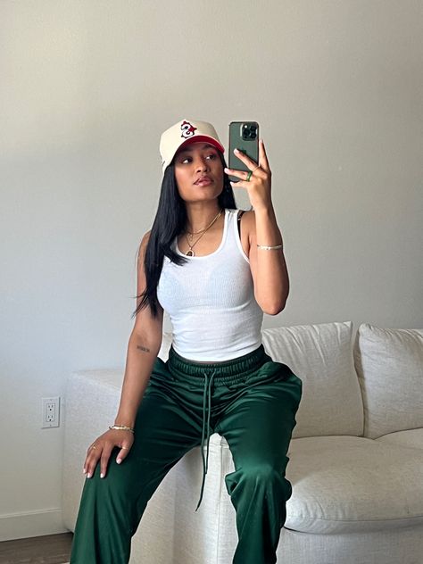 Women Snapback Outfit, Snapback Outfit Black Women, Baseball Hat Outfit Black Women, Trucker Hat Outfit Black Women, Snapback Outfit Women, Green Track Pants Outfit, Outfits With Fitted Hats, Hat Outfits Black Women, Fitted Hat Outfit Black Women