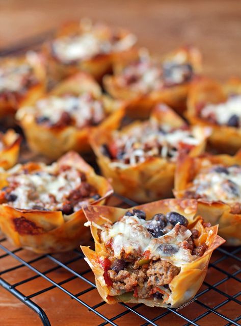 Taco Wonton, Wonton Wrapper Recipes Appetizers, Wonton Cups Appetizers, Lasagna Cupcakes, Taco Cupcakes, Wonton Wrapper Recipes, Pork Breakfast Sausage, Wonton Cups, Wonton Recipes