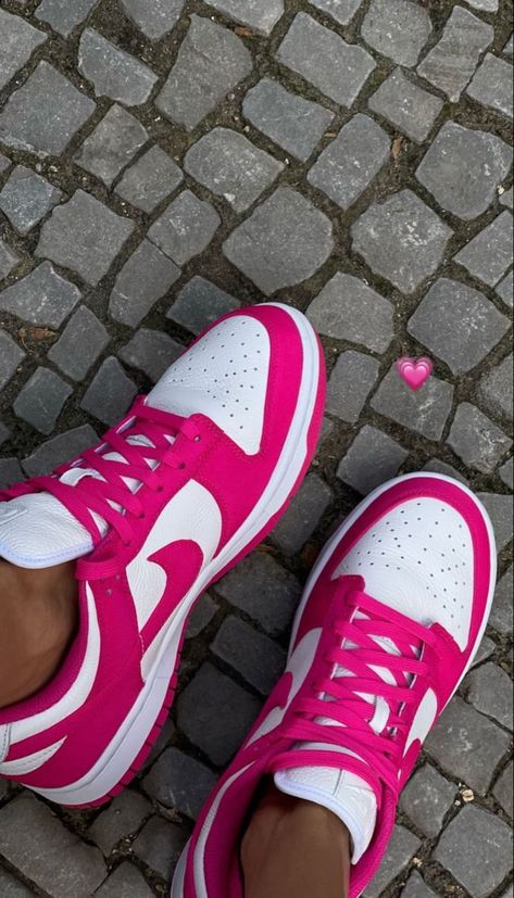 Dunk Rosa, Dunk Rose, Pink Dunks, Wallpaper Nike, Παπούτσια Nike Free, Year Aesthetic, Pink Concert, Nike Shoes Women Fashion, Pink Nike Shoes