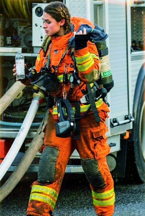 Firefighter Images, Fire Medic, Girl Firefighter, Firefighter Pictures, Firefighter Emt, Wildland Firefighter, Female Firefighter, Volunteer Firefighter, Female Fighter