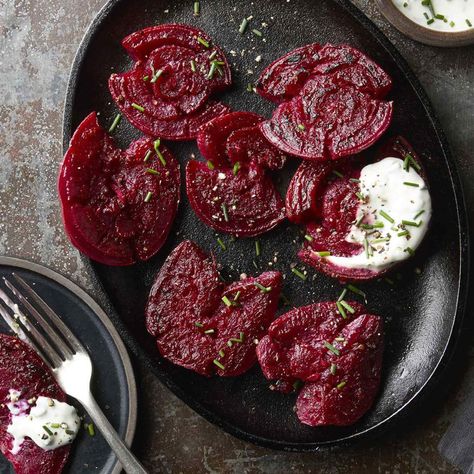 Crispy Smashed Beets with Goat Cheese Popular Appetizers, Goat Cheese Recipes, Beet Recipes, Savory Appetizer, Roasted Beets, Healthy Appetizers, Vegetable Sides, Side Dishes Easy, Vegetable Side Dishes