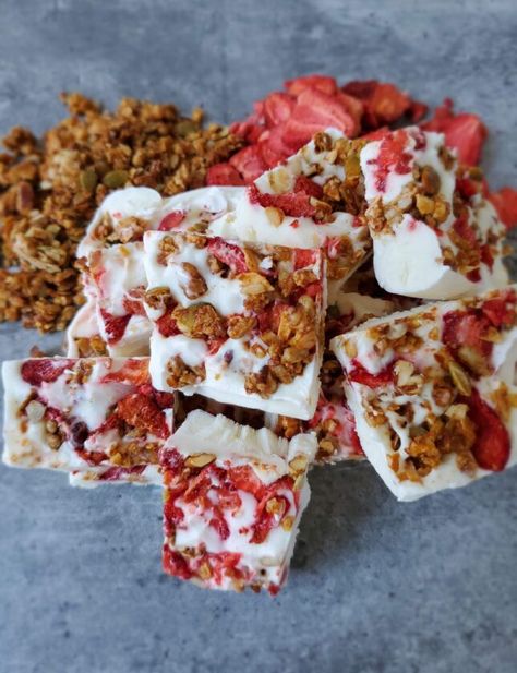 Strawberry and granola bark Homestead Snacks, Frozen Fruit Desserts, Strawberry Granola Bars, Granola Bark, Healthy Frozen Yogurt, Strawberry Granola, Snack To Make, Bark Recipes, Yogurt Bites