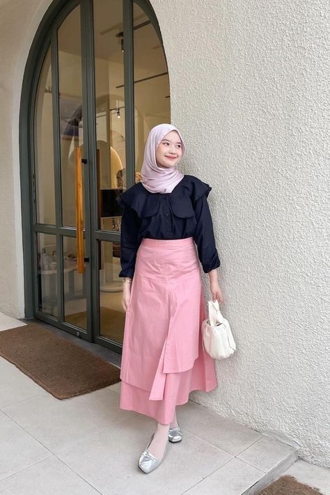 Follow Me ! Cewe Hijab Remaja OOTD  Simple Jeans #ootd #hijab #remaja Skirt Outfits Hijab, Outfit Hijab Simple, Purple Hijab, Pink Skirt Outfits, Pink Pants Outfit, Outfit Ngampus, Pink Hijab, Muslimah Outfit, Casual Chic Outfits