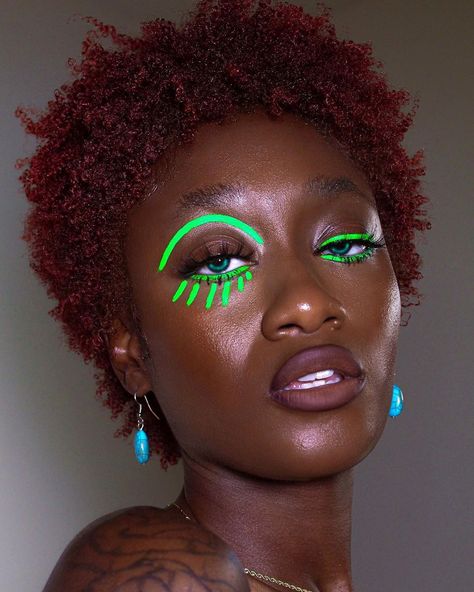 The Editorial Princess🇯🇲 on Instagram: “ASYMMETRICAL ✨ . Lash @bewispy Anna ( coming soon ! This lash style is perfect for those with hooded/ smaller eyes ) . Liner…” Asymmetrical Eyeliner, Asymmetrical Makeup, Hooded Eye Makeup Looks, Asymmetrical Face, Blk Aesthetic, Eyes Liner, Funky Makeup, Cake Liner, Lash Style