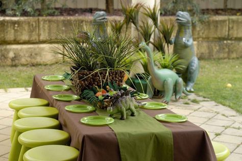 12 Totally Clever Ideas for Kids' Birthday Parties8 Crocodile Dinosaur, Crocodile Birthday, Dinosaurs Birthday, Jurassic Park Party, Parties Decorations, Birthday Party Table Decorations, Park Birthday, Dinosaur Themed Birthday Party, Dino Birthday Party