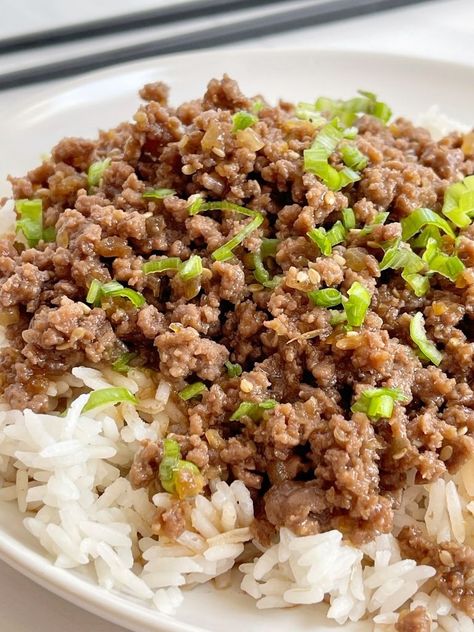 Beef Teriyaki Skillet is an easy dinner with only 6 ingredients. Lean ground beef, onion, teriyaki sauce, sesame oil, ginger, and garlic ?. Back To School Dinners, Rice And Ground Beef, Beef Teriyaki, Teriyaki Chicken Crock Pot, White Rice Recipes, Super Easy Dinner, School Dinners, Fast Dinner Recipes, Fry Recipes