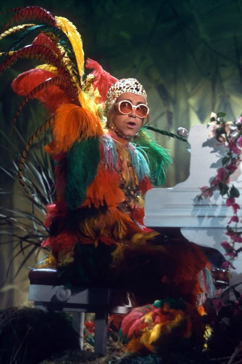 Elton John style: The Rocketman's fashion evolution | EW.com Elton John Photos, Elton John Outfits 70s, Camp Style Fashion Men, Elton John Concert Outfit Ideas, Elton John Outfits, Halloween Preparation, Easy Mens Halloween Costumes, Music Meister, Moda Disco