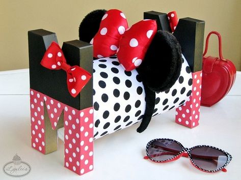 Disney Minnie headband holder ~ Lynlee's Make A Headband, Disney Headband, Hair Bow Holders, Easy Crafts To Sell, Disney Headbands, Bow Holders, Mickey Mouse Art, Cute Sewing Projects, Hair Bow Holder