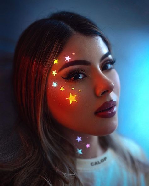 Face Neon Paint, Glow In The Dark Festival Outfit, Rave Glow In The Dark Makeup, Neon Lights Makeup, Black Light Eye Makeup, Glow In The Dark Make Up Ideas, Black Light Dance Outfit, Easy Neon Face Paint Ideas, Glow Party Makeup Ideas