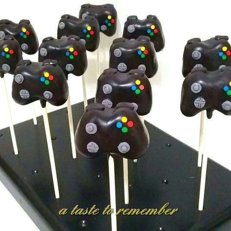 Xbox controller inspired cake pops Xbox Birthday Party, Controller Cake, Playstation Party, Xbox Party, Xbox Cake, Cake Pops Recipe, Video Game Cakes, Video Games Birthday Party, Cake Pop Recipe