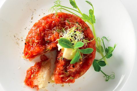 undefined Tomato Tartare, Sunset Ideas, Tartare Recipe, Alfalfa Sprouts, Idee Pasto Sano, Budget Friendly Recipes, Tomato Recipes, Hearty Breakfast, Fresh Tomatoes