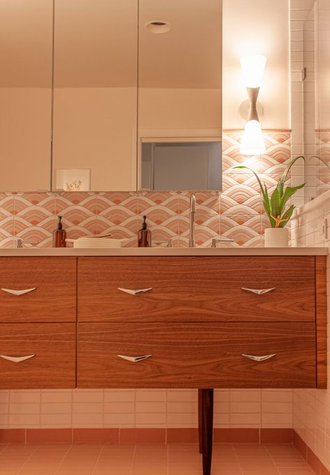 Custom Summit Midcentury Bathroom Backsplash | Fireclay Tile Mc Bathroom, Pink Tile Bathrooms, Pink Tile Bathroom Ideas, Traditional Kitchen Backsplash, Modern Bathroom Tiles, Modern Tile Backsplash, Bathroom Vision Board, Handmade Tile Backsplash, Pink Tile Bathroom