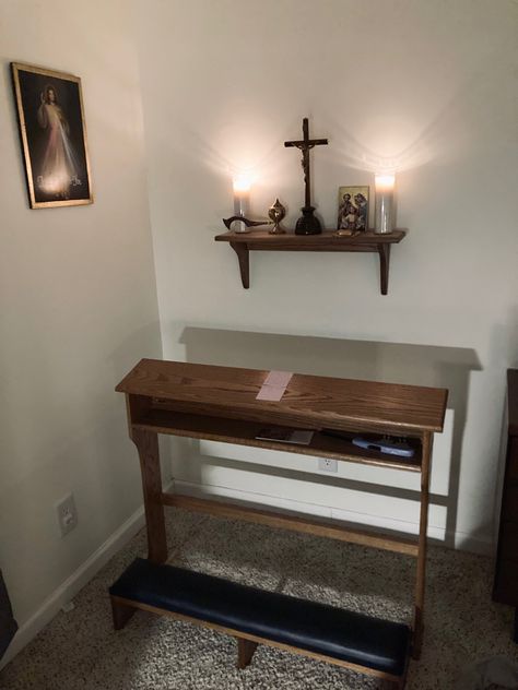 Home Altar Christian, Catholic Prayer Room, Catholic Home Altar Ideas, Christian Altar Ideas For Home, Catholic Prayer Corner, Catholic Decor Home Ideas, Catholic Home Altar, Home Altar Catholic, Mini Altar