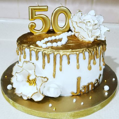 White and gold buttercream cake with gold chocolate dips, 50th birthday, pearls, flowers 50years Birthday Cake, Gold Buttercream Cake, 50 Years Birthday Cake, Vintage Round Cake, 50th Birthday Cake Images, Gold Buttercream, White And Gold Cake, 50th Birthday Cake For Women, Gold Cake Decorations