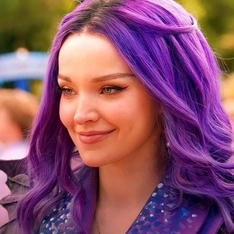 Descendants Mal And Ben, Feminine Characters, Disney Descendants Characters, Mal And Ben, Descendants Pictures, Disney Descendants 2, Mal Bertha, Descendants Mal, Mal Descendants