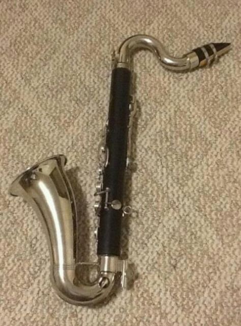 Tiny bass clarinet awwwwwwwwwwwwes that is so cute <3 Bass Clarinet Music, Bass Clarinet Humor, Bass Clarinet Aesthetic, Base Clarinet, Band Puns, Clarinet Humor, Alto Clarinet, Clarinet Music, Musician Humor