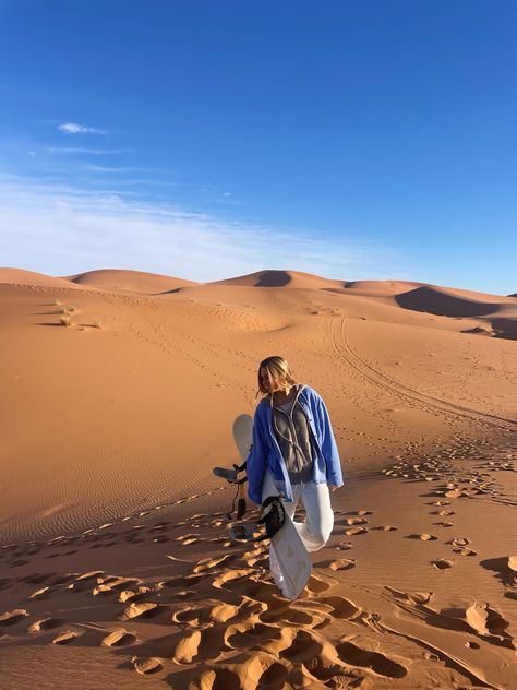 Snowboard sand board sand dune desert Sahara Sand Boarding Outfit, Sandboarding Aesthetic, Sandboarding Outfit, Morocco Travel Aesthetic, Sahara Desert Aesthetic, Sahara Aesthetic, Sahara Desert Outfit, Apres Ski Fashion, Sand Dunes Outfit