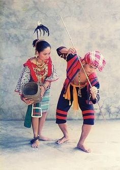 The Matigsalug are the Bukidnon groups who are found in the Tigwa-Salug Valley in San Fernando, Bukidnon. “Matigsalug ” is a term, which means “people along the River Salug”. Their men wear short tight-fitting pants that are of knee length and are hem and turbans for the head decorated with beads and fringed with goat’s/horse’s hair Filipino Traditional Clothing, Philippines Outfit, Filipino People, Pineapple Leaves, Filipino Clothing, Philippines Fashion, Barong Tagalog, Filipino Fashion, Philippines Culture